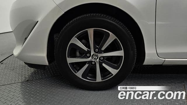 Toyota Prius C 2018 — Şəkil 7/36