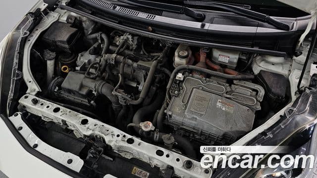 Toyota Prius C 2018 — Şəkil 32/36