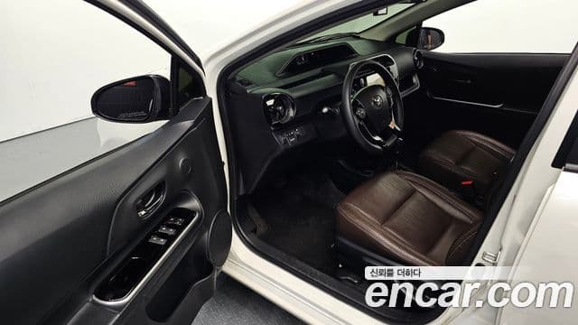 Toyota Prius C 2018 — Şəkil 19/36