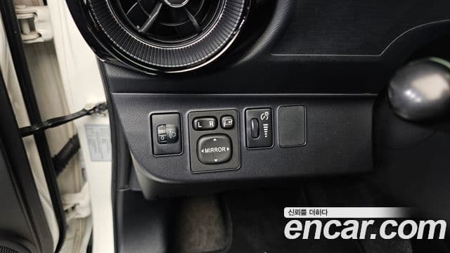 Toyota Prius C 2018 — Şəkil 27/36