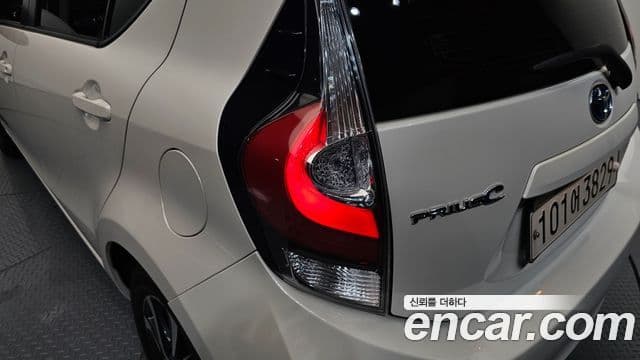 Toyota Prius C 2018 — Şəkil 28/36