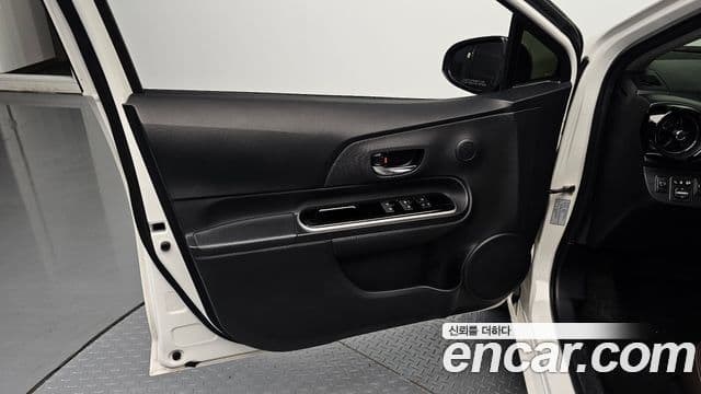 Toyota Prius C 2018 — Şəkil 5/36