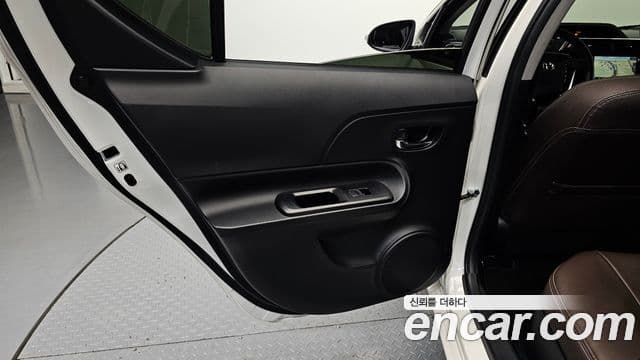 Toyota Prius C 2018 — Şəkil 22/36
