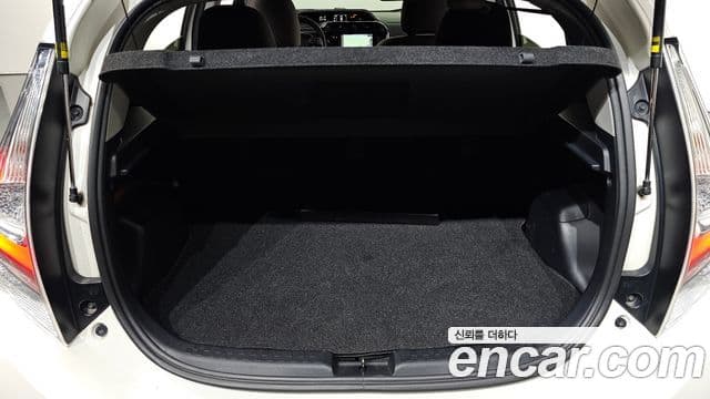 Toyota Prius C 2018 — Şəkil 9/36