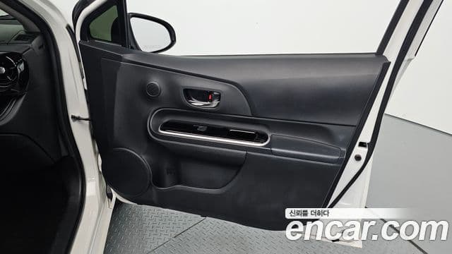 Toyota Prius C 2018 — Şəkil 13/36