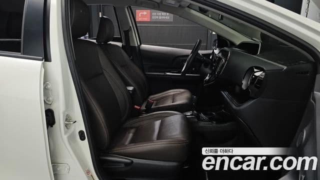 Toyota Prius C 2018 — Şəkil 11/36