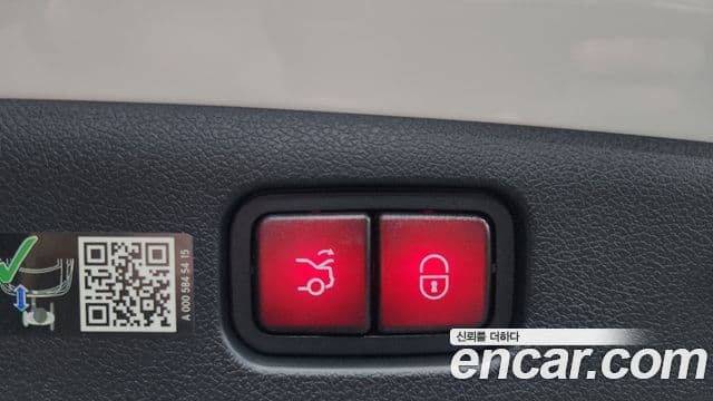 Mercedes-Benz E-Class 2024 — Photo 11/33