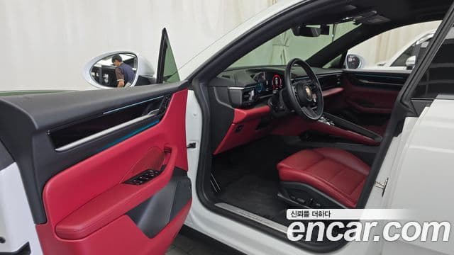 Porsche Macan EV 2025 — Şəkil 32/34