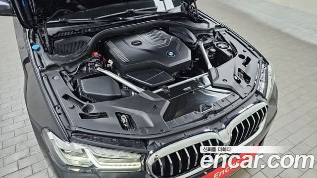 BMW 5 Series 2023 — Photo 12/31
