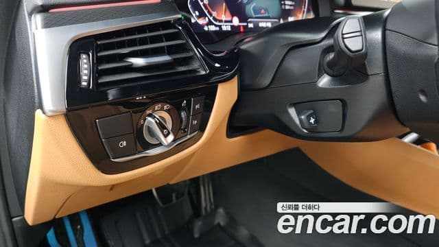 BMW 5 Series 2023 — Photo 16/31