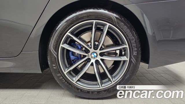 BMW 5 Series 2023 — Photo 28/31
