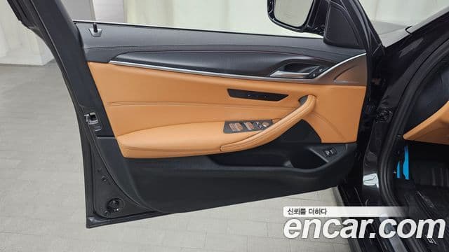 BMW 5 Series 2023 — Photo 23/31