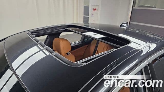 BMW 5 Series 2023 — Photo 17/31