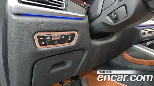BMW X7 2021 — Photo 28/39