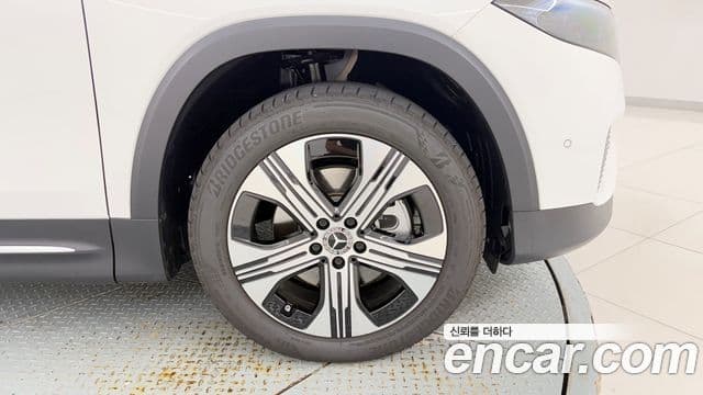 Mercedes-Benz EQB 2025 — ფოტო 8/20