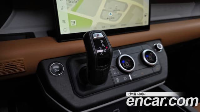 Land Rover Defender 2022 — Photo 10/40