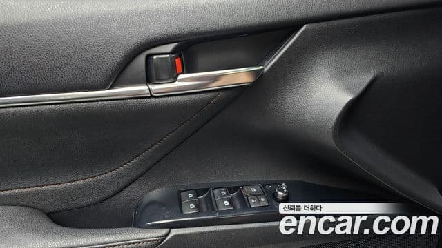 Toyota Camry 2018 — Photo 12/19