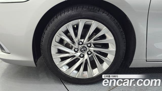 Lexus ES300h 2020 — Photo 5/34