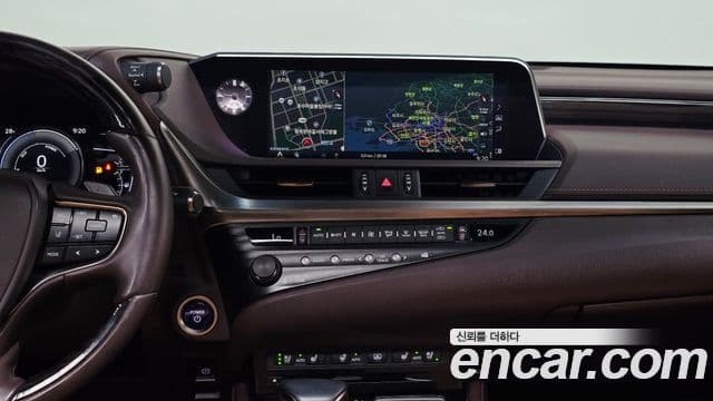 Lexus ES300h 2020 — Photo 19/34