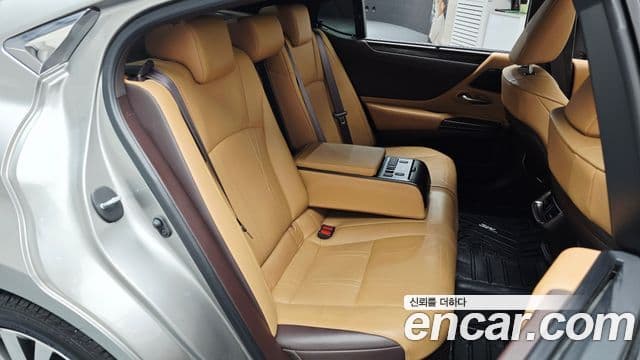 Lexus ES300h 2020 — Photo 22/34