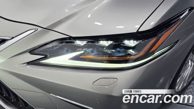 Lexus ES300h 2020 — Photo 15/34