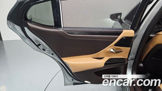 Lexus ES300h 2020 — Photo 25/34