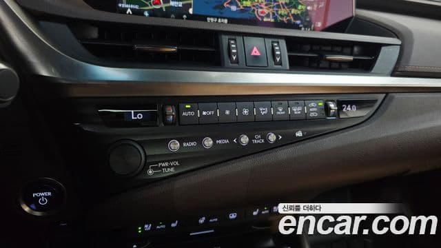 Lexus ES300h 2020 — Photo 6/34