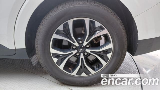 Kia Carnival 2023 — Şəkil 16/30