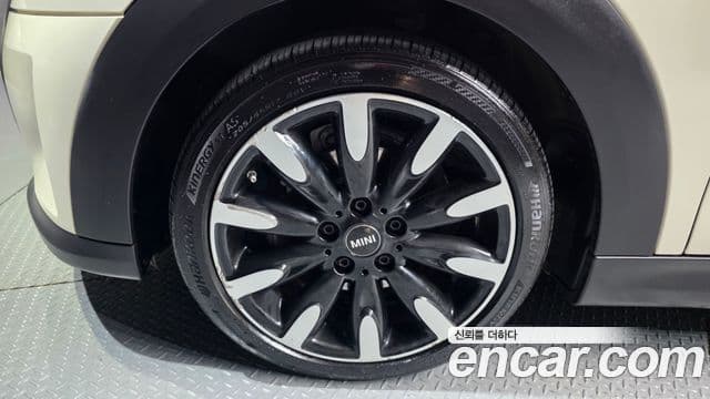 Mini Cooper Convertible 2022 — ფოტო 33/37