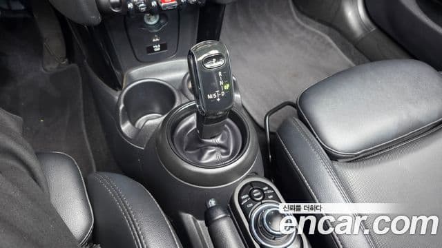 Mini Cooper Convertible 2022 — ფოტო 31/37