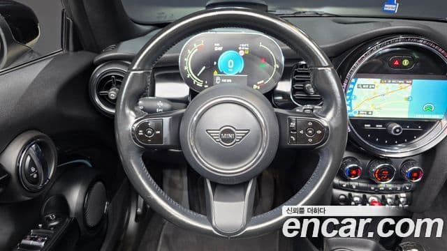 Mini Cooper Convertible 2022 — ფოტო 29/37