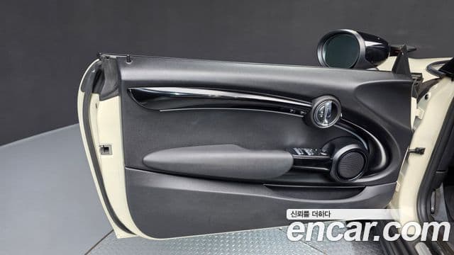 Mini Cooper Convertible 2022 — ფოტო 26/37