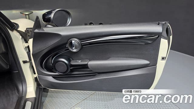 Mini Cooper Convertible 2022 — ფოტო 17/37