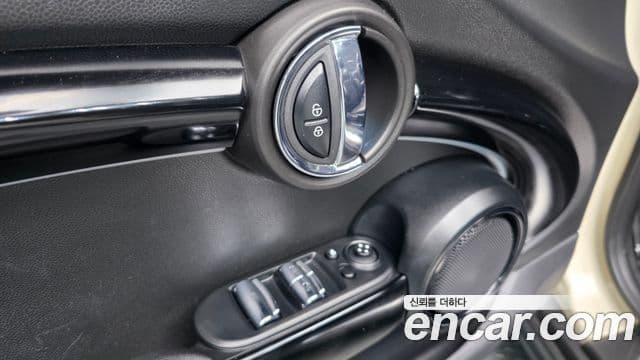 Mini Cooper Convertible 2022 — ფოტო 34/37