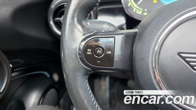 Mini Cooper Convertible 2022 — ფოტო 30/37