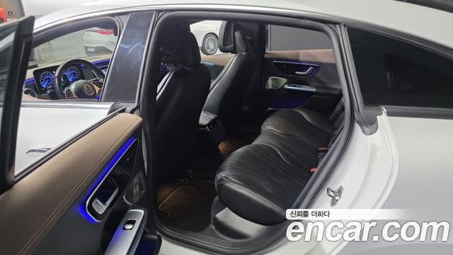 Mercedes-Benz EQE 2023 — ფოტო 19/35