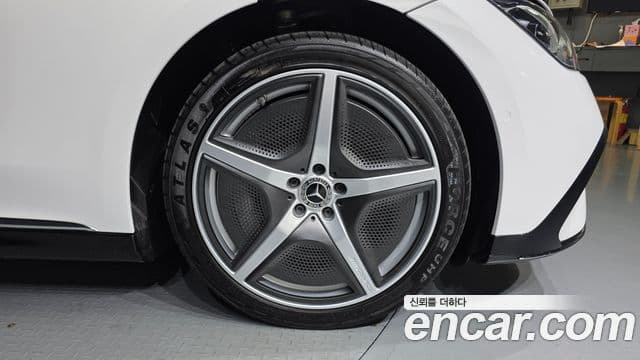 Mercedes-Benz EQE 2023 — ფოტო 15/35