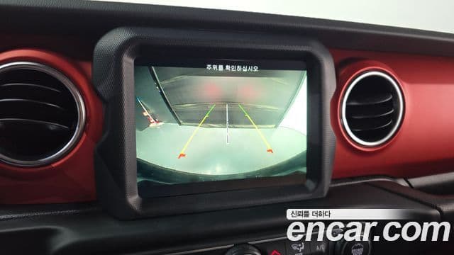 Jeep Wrangler 2020 — ფოტო 13/32