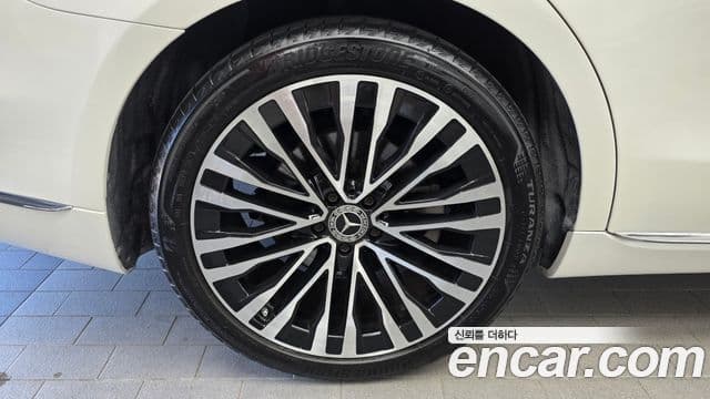 Mercedes-Benz S-Class 2023 — Photo 11/34