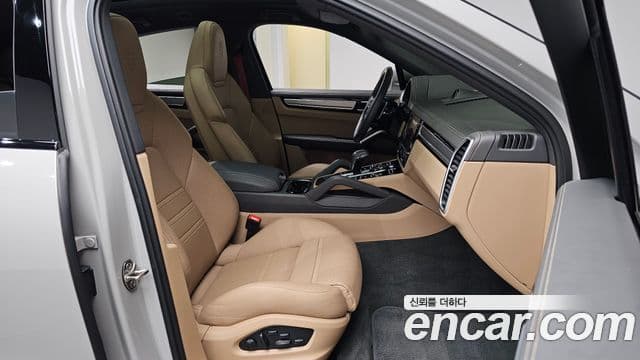 Porsche Cayenne 2023 — Photo 18/33