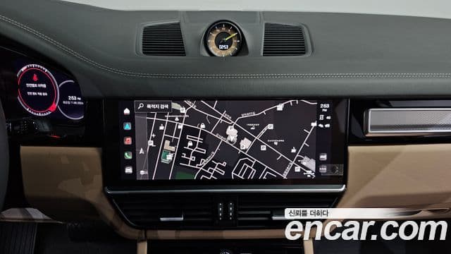 Porsche Cayenne 2023 — Photo 2/33
