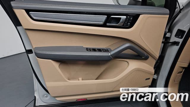 Porsche Cayenne 2023 — Photo 9/33