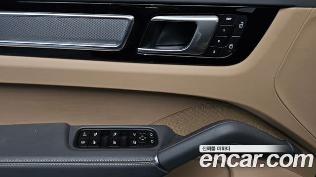 Porsche Cayenne 2023 — Photo 16/33