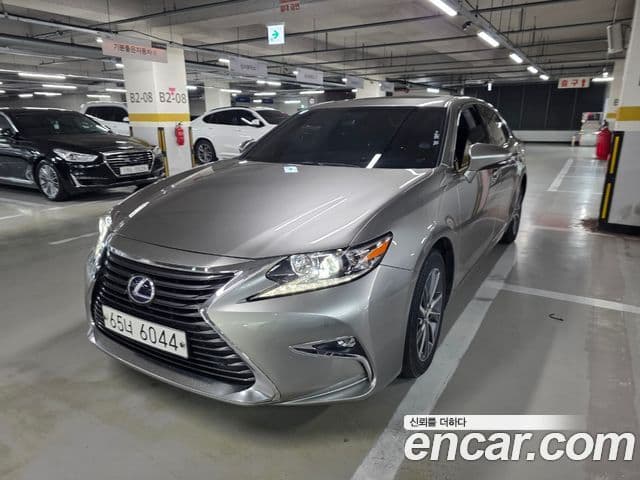 Lexus ES300h 2018 — Photo 2/11