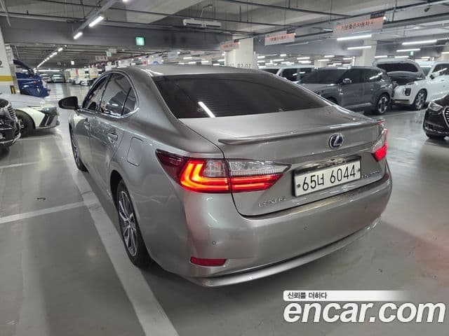 Lexus ES300h 2018 — Photo 4/11
