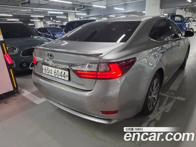 Lexus ES300h 2018 — Photo 3/11