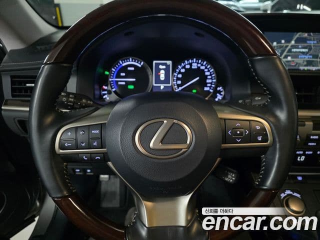 Lexus ES300h 2018 — Photo 1/11