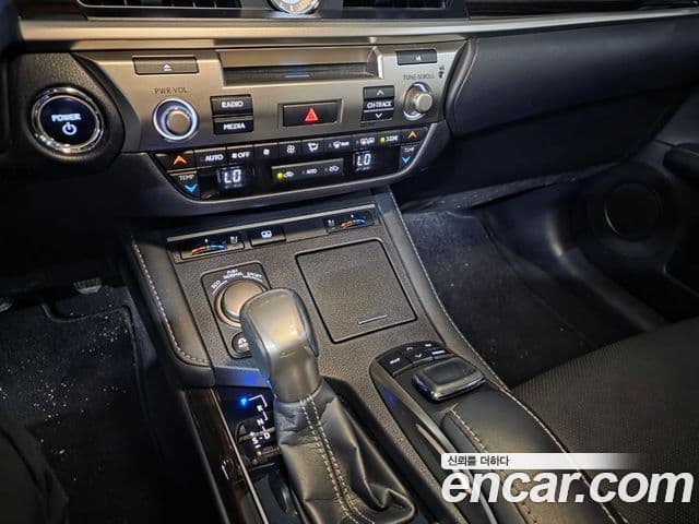 Lexus ES300h 2018 — Photo 6/11