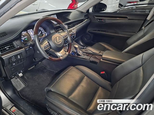 Lexus ES300h 2018 — Photo 10/11