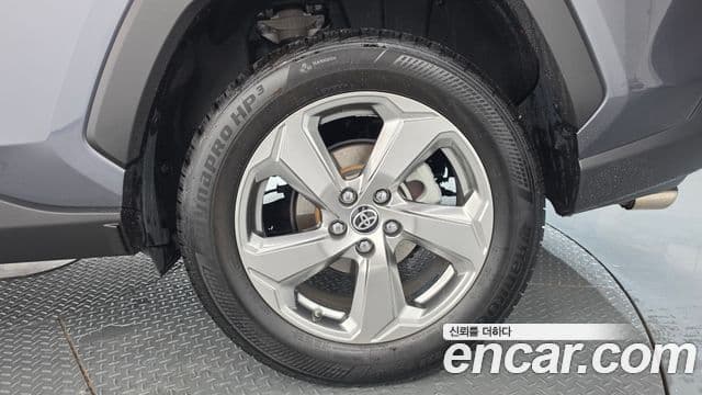 Toyota RAV4 2021 — Photo 5/31